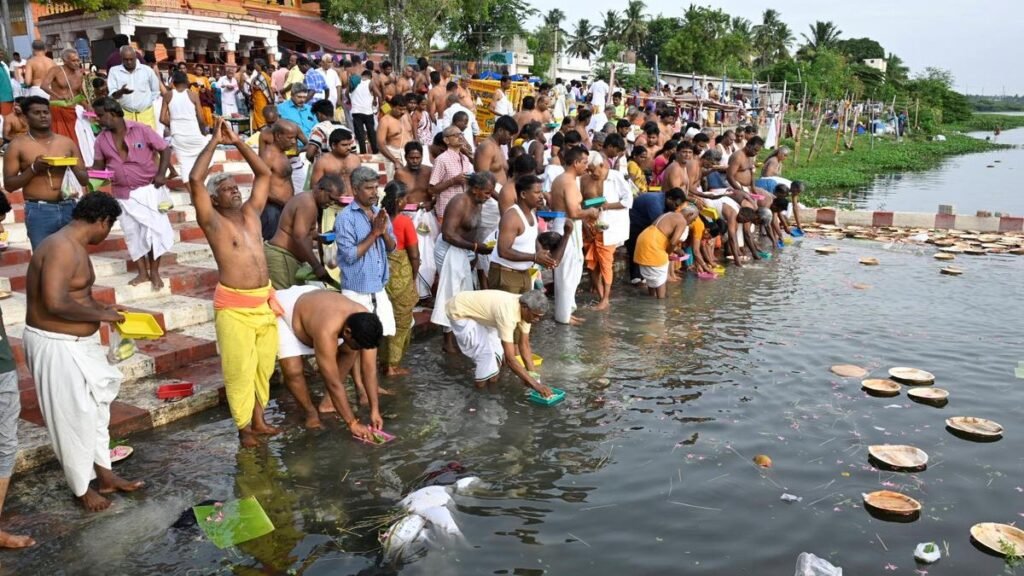 Devotees gather on Cauvery River bank in Erode for ‘Aadi Amavasya’ rituals
