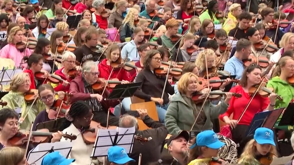 Germany breaks world record for largest string orchestra | Arts and Culture