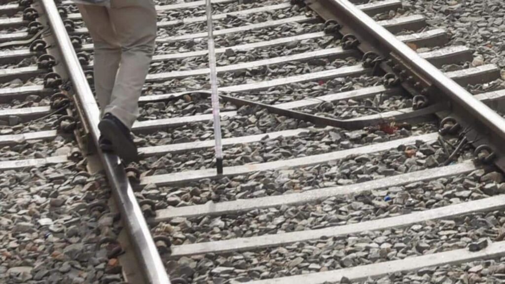Bengal woman, 25, her teen sister and daughter found dead on railway track | Kolkata