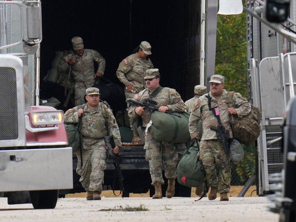 Trump calls to jail Chicago mayor, Illinois governor in immigration dispute | Donald Trump News